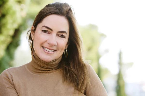 Donna in un parco — Foto Stock