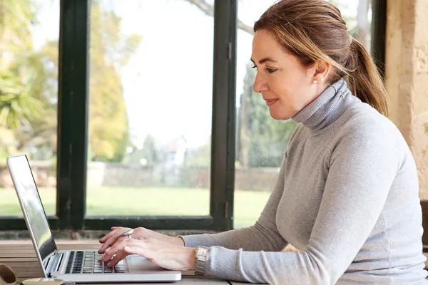 Kobieta pisze na laptopie — Zdjęcie stockowe