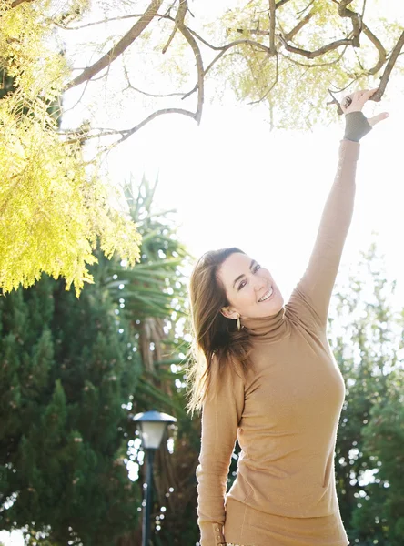 Mujer visitando campo — Foto de Stock