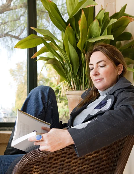 Femme avec un livre — Photo