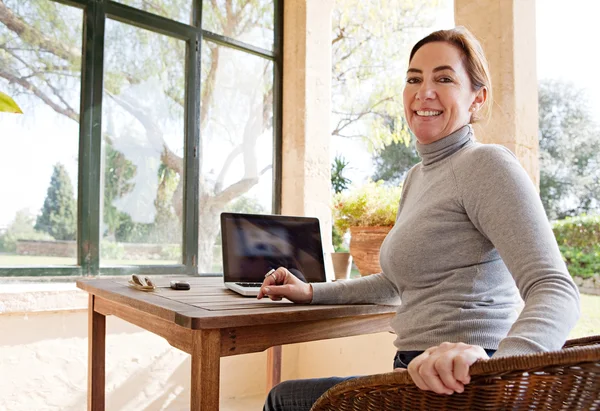 Kvinna med hennes laptop — Stockfoto