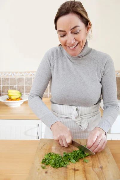야채를 요리 하는 여자 — 스톡 사진
