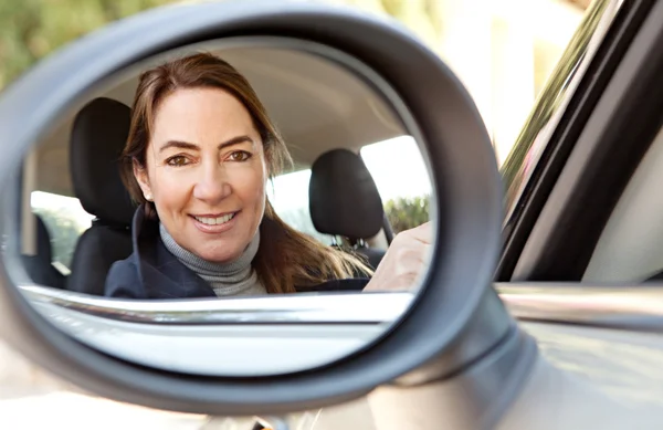 Vrouw zitten op auto, — Stockfoto