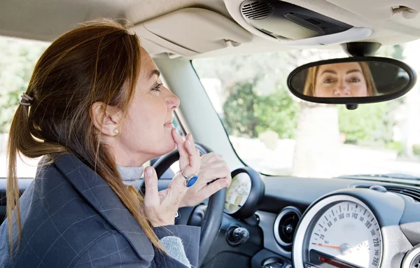 Vrouw zitten op auto, — Stockfoto