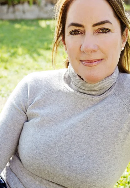 Woman relaxing on grass — Stock Photo, Image