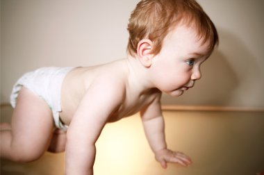 çocuğu emekleme ileten