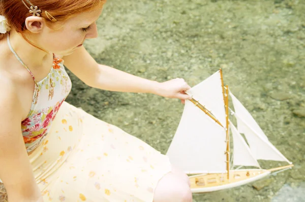 Chica sosteniendo pequeño barco —  Fotos de Stock