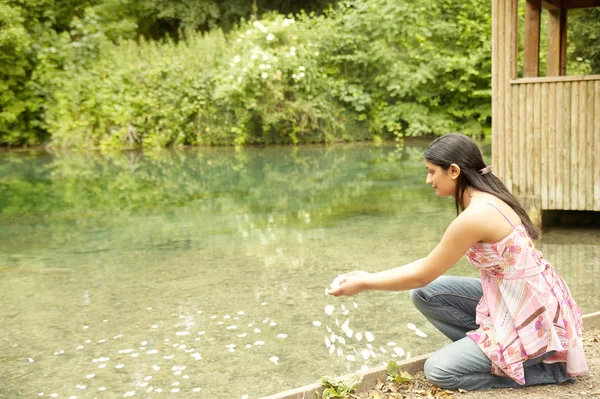 Indian woman kneeling — Stock Photo, Image