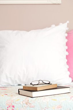 iki kitap ve gözlük