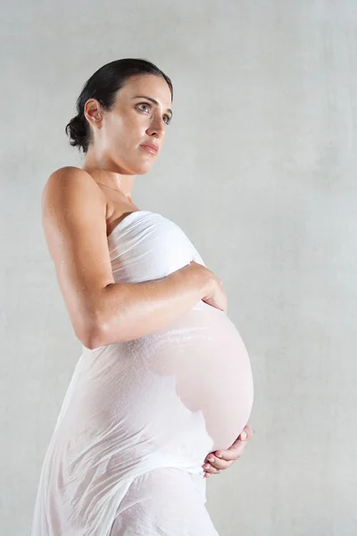 Donna incinta attraente — Foto Stock