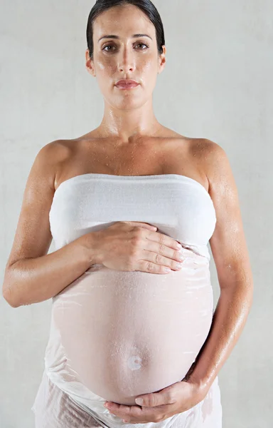 Schwangere trägt nasses Baumwollkleid — Stockfoto