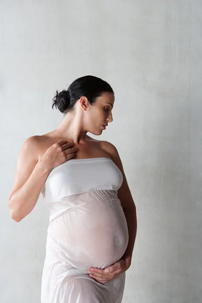 Aantrekkelijke zwangere vrouw — Stockfoto