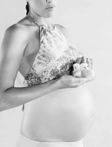 Těhotná žena ukazující její holé břicho — Stock fotografie