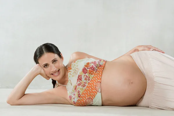 Wanita hamil yang menarik — Stok Foto