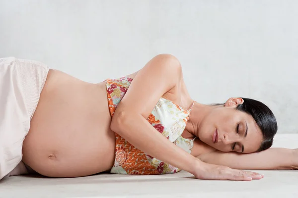 Aantrekkelijke zwangere vrouw — Stockfoto
