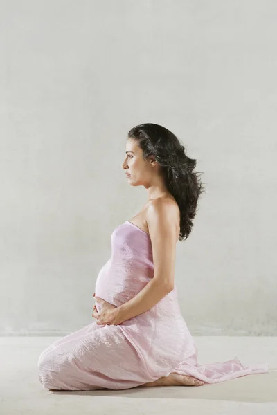 Atractiva mujer embarazada — Foto de Stock