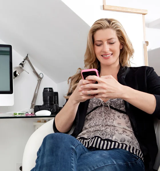 Geschäftsfrau arbeitet vom Homeoffice aus — Stockfoto