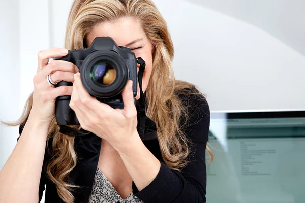Mulher fotógrafa tirando uma foto — Fotografia de Stock