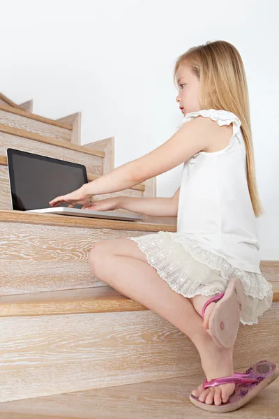 Menina usando computador portátil — Fotografia de Stock