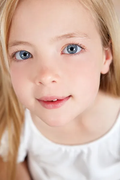 Menina olhando inocente e sorrindo para a câmera . — Fotografia de Stock