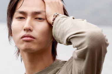 Japon genç adam düşünceli olmak bir göl