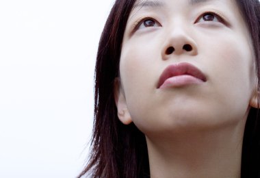 apanese kadın beyaz gökyüzü karşı