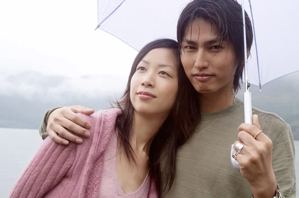 Young asian japanese couple visiting a natural lake — Stock Photo, Image