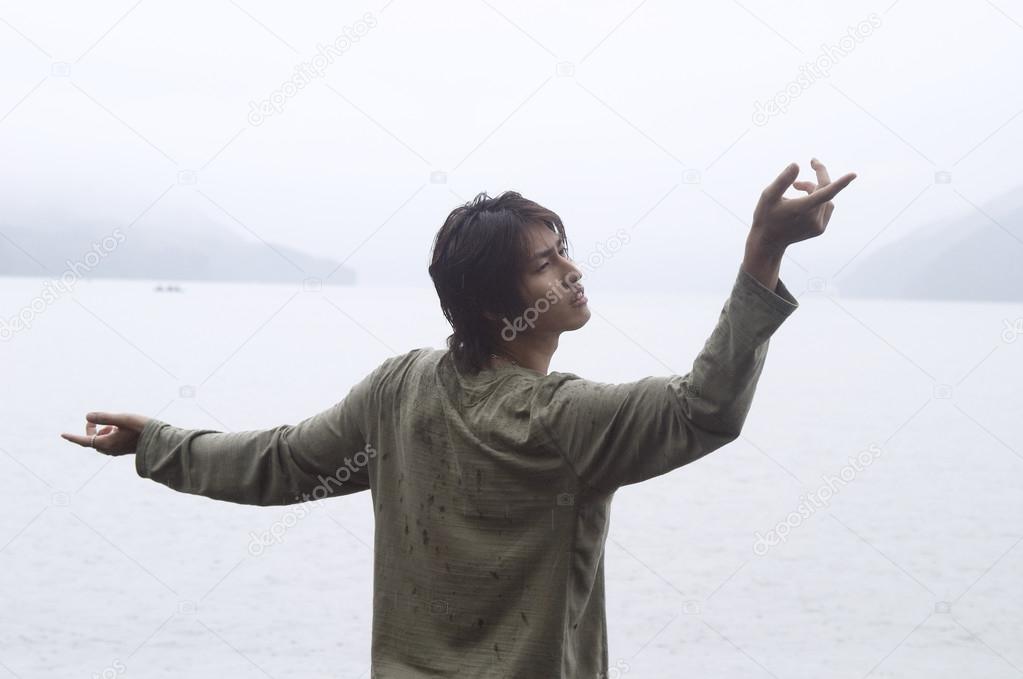 Man standing by an impressive lake