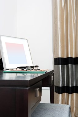 Bir lüks otel odasında yazı masası
