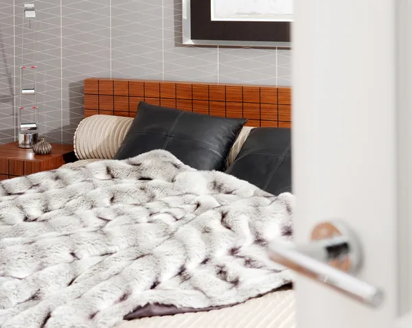 Chambre avec un cadre de lit en bois — Photo