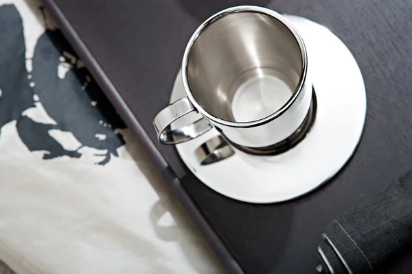 Zilveren koffiekopje en servillette — Stockfoto