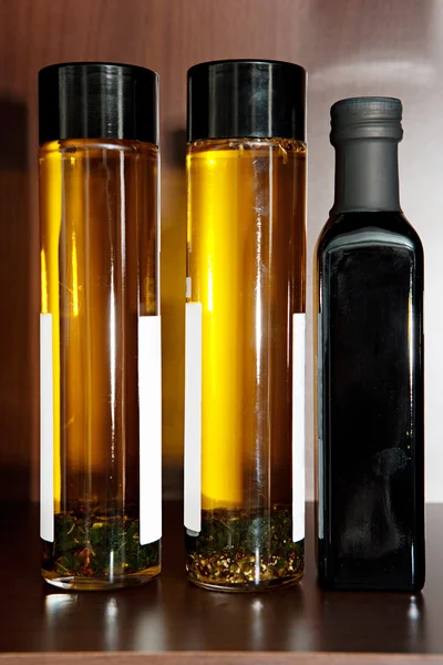 Bouteilles en verre d'huile d'olive saine et aromatisée — Photo