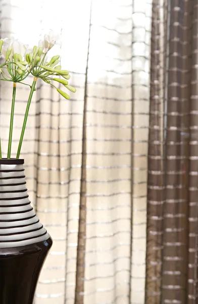 Taze zambak çiçekler ile dekoratif vazo — Stok fotoğraf