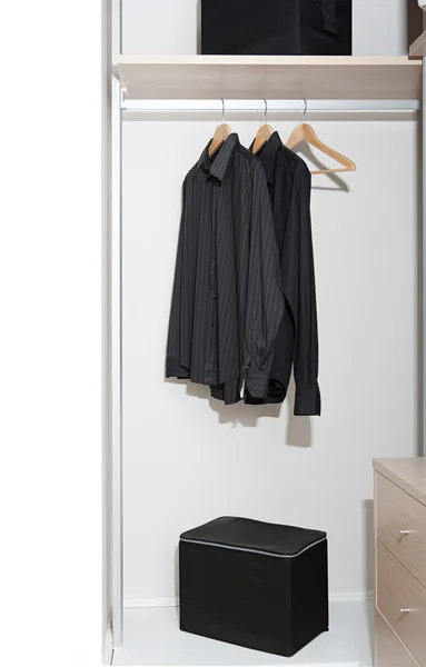 Işadamı düzenli siyah gömlek — Stok fotoğraf