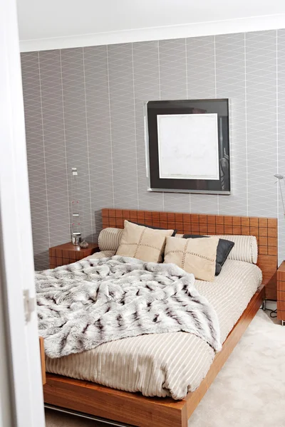 Dormitorio con marco de cama de madera — Foto de Stock