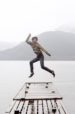 adam ahşap bir iskele üzerinde atlama