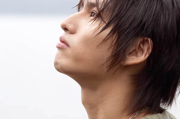 Man looking up under the rain — Stock Photo, Image