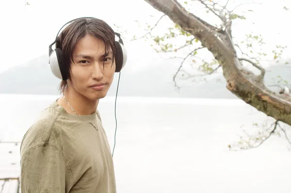 Man listening to music with his headphones — Stock Photo, Image