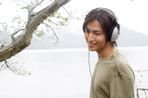 Hombre escuchando música con sus auriculares — Foto de Stock