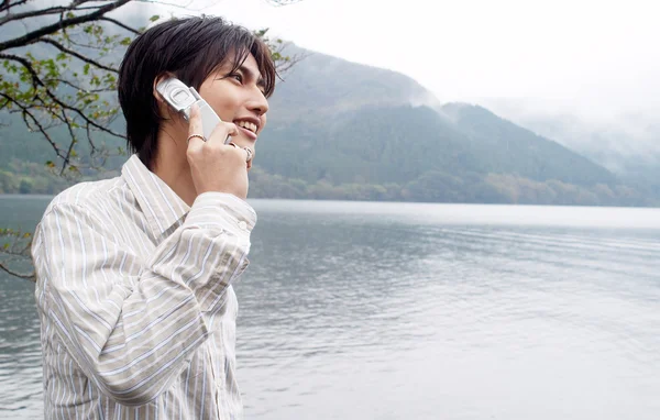 Homem usando seu celular para ter uma conversa — Fotografia de Stock