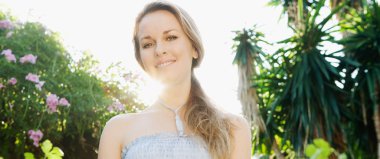 yeşil bir bahçe içinde duran kadın