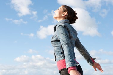 Deniz kenarında tatil kadın