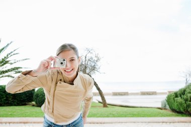 bir dijital fotoğraf makinesi kullanan kadın