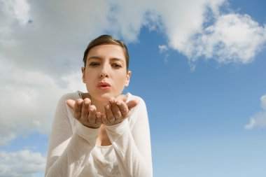 kadın birlikte onun ellerini tutarak