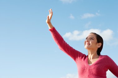 yüzünü gölgelendirmek için kadın elini yetiştirme