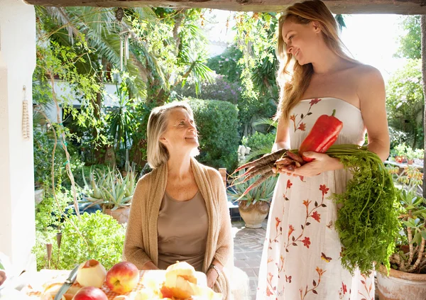 Mor och dotter tillsammans i ett hem trädgård — Stockfoto