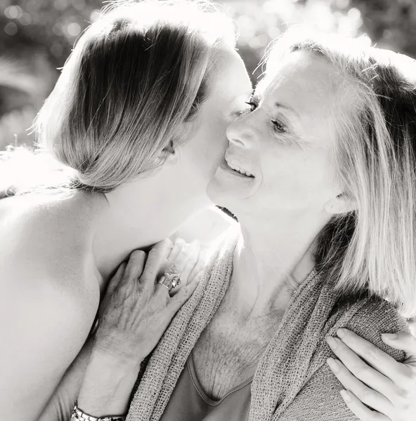 Mãe e filha passando tempo juntas — Fotografia de Stock