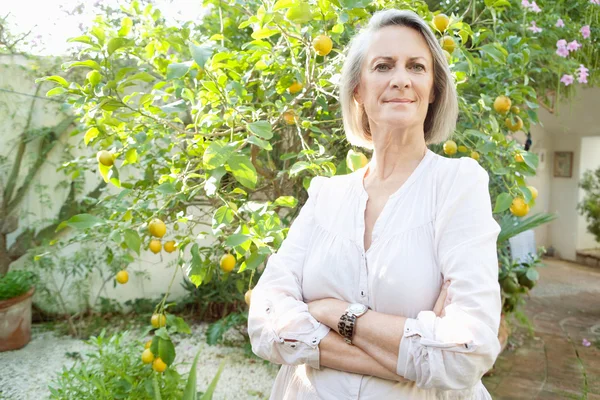 Femme debout confiant avec les bras croisés — Photo