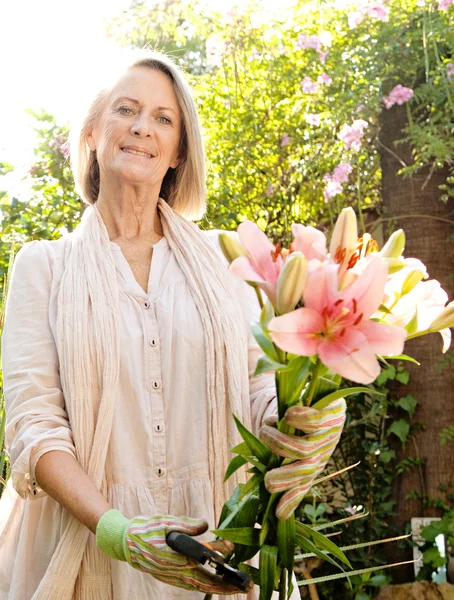 Woman holding a bunch of freshly cut japanese lillies — Stock Photo, Image