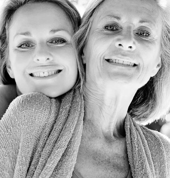 Mother and daughter being close and hugging — Stock Photo, Image